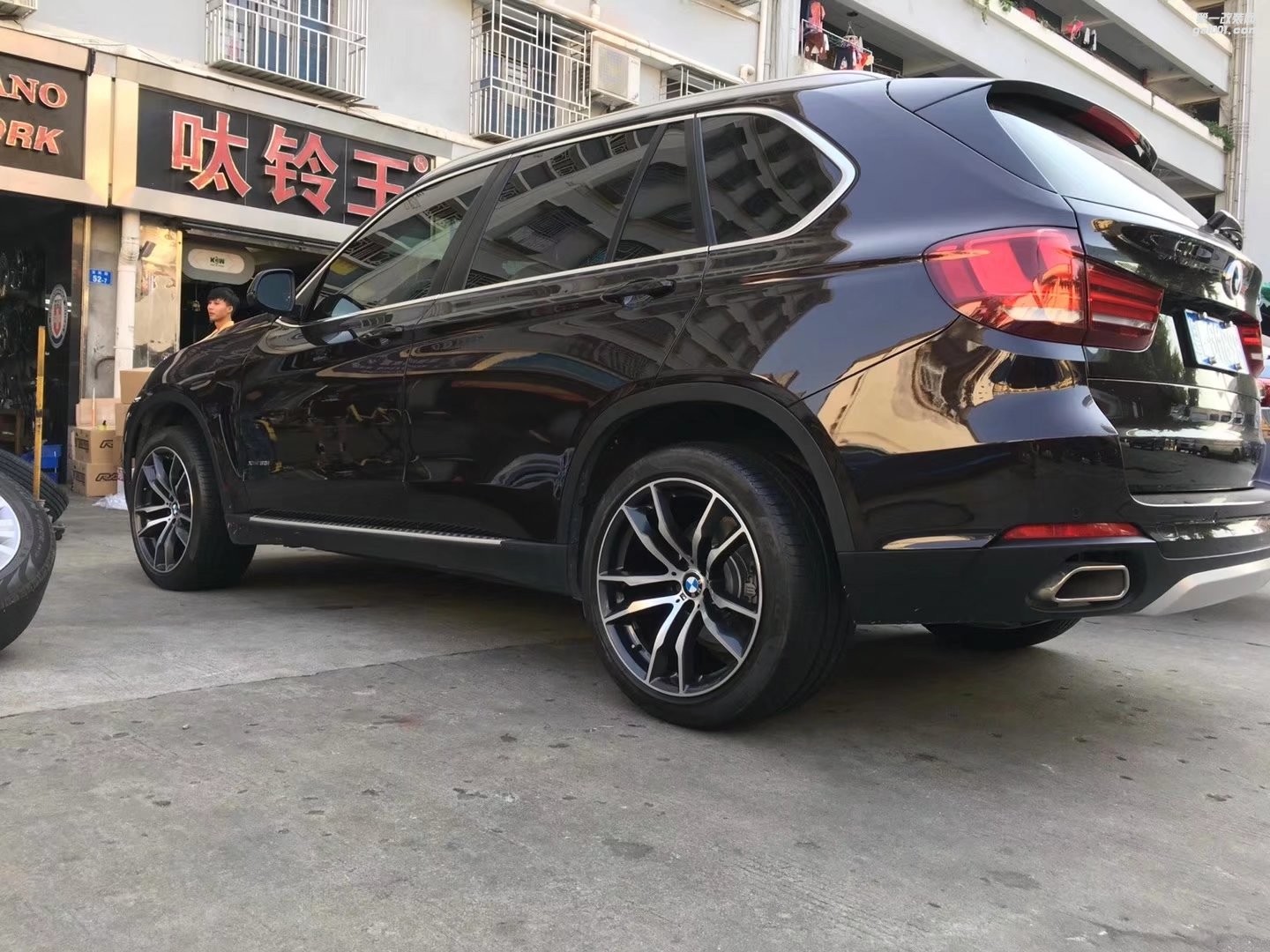 寶馬，換 原裝 611M  20寸 完工！
