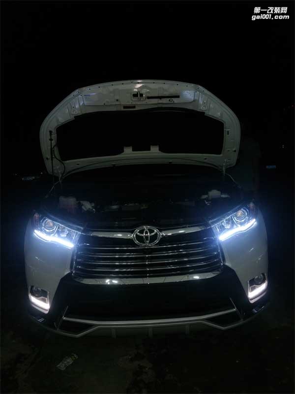 西寧改前大燈豐田漢蘭達(dá)來(lái)精藝精改車(chē)燈，改透鏡大燈案例