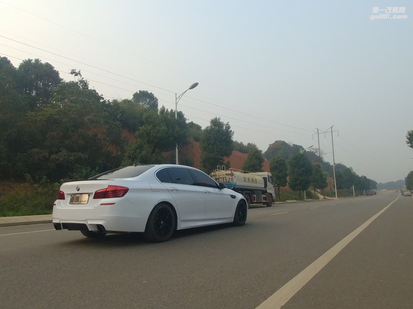 寶馬5系升級(jí)AN M5包圍+改色