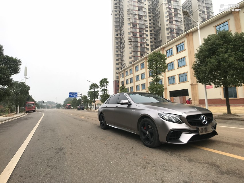 奔馳E級(jí)升級(jí)E63S包圍+電光鈦金灰改色