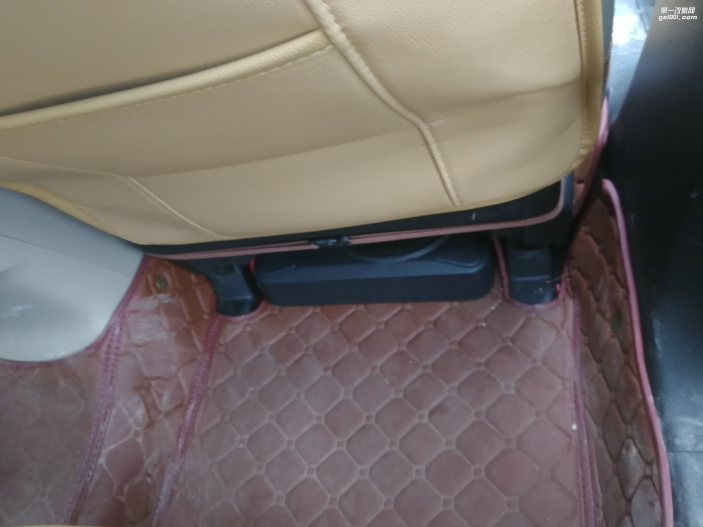 雅閣汽車音響改裝斯道姆m8超薄低音-音響玩家全國連鎖昆明樂升店