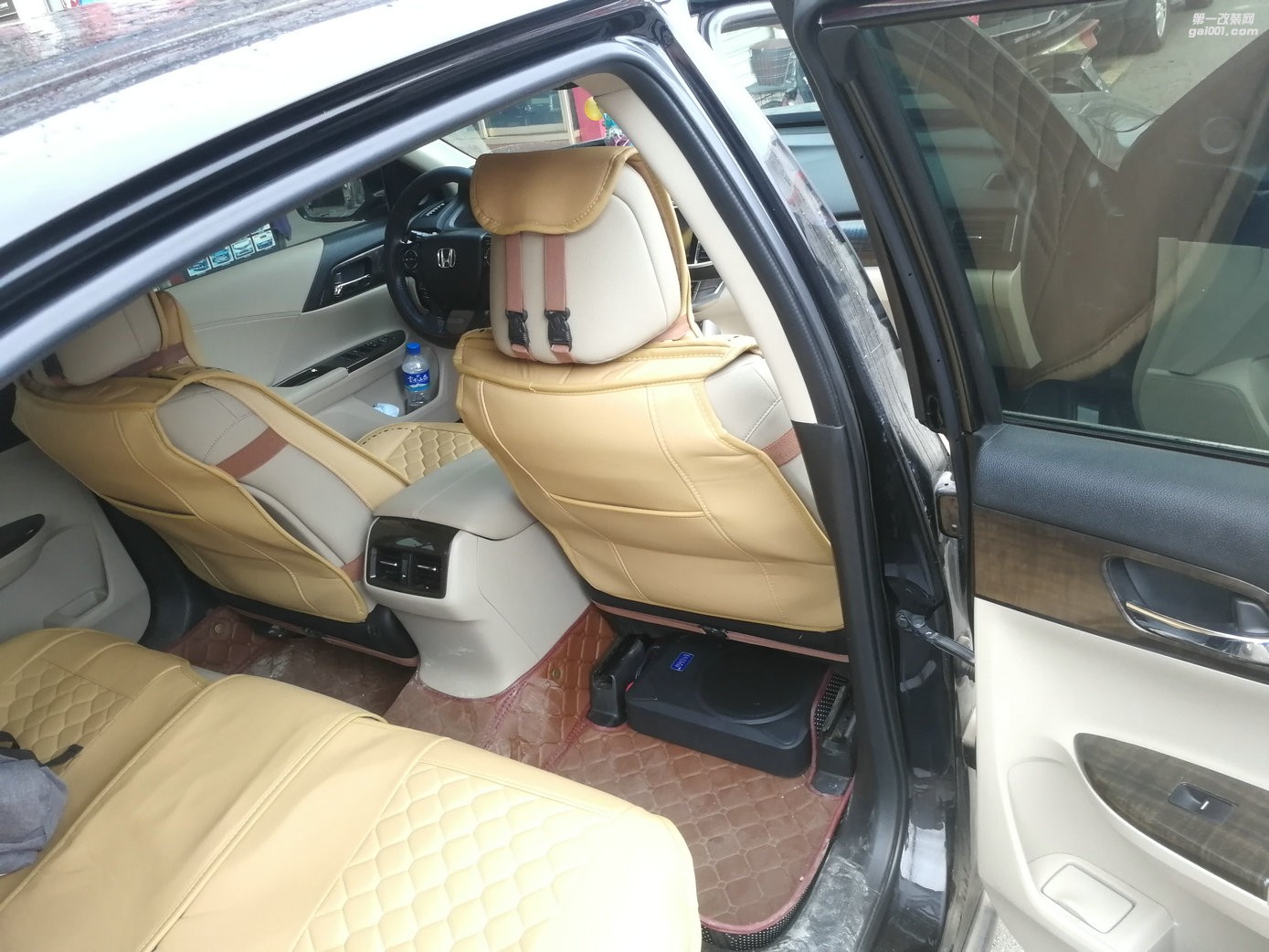 雅閣汽車音響改裝斯道姆m8超薄低音-音響玩家全國連鎖昆明樂升店