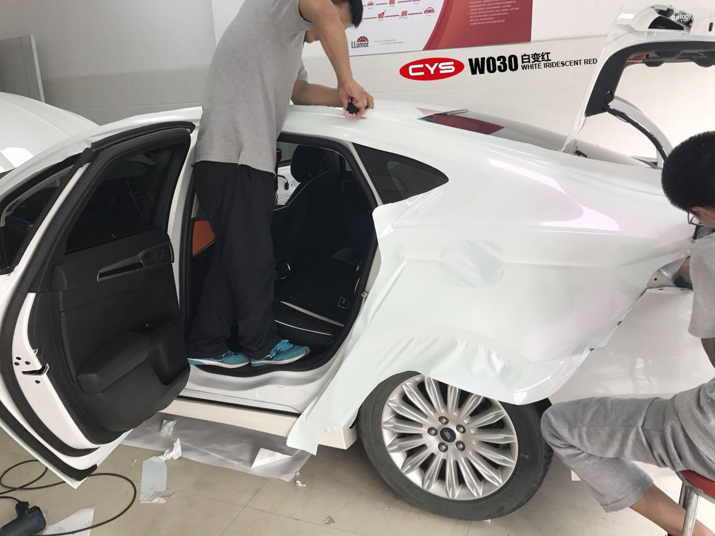 四川成都車衣裳 蒙迪歐白變紅W030汽車改色貼膜