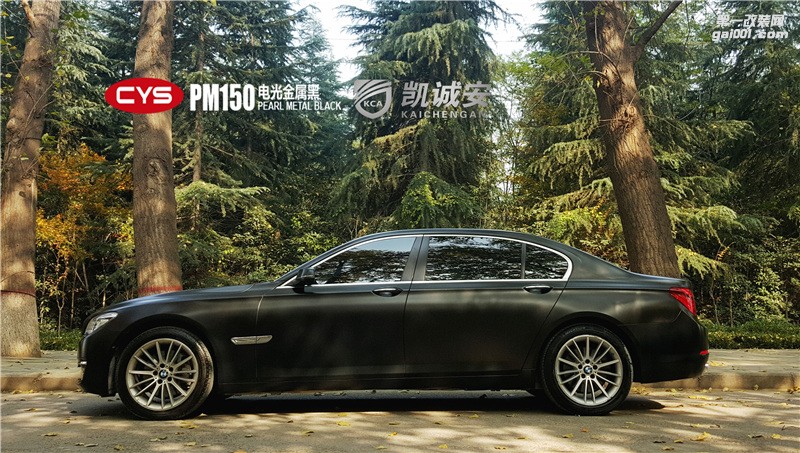 鄭州汽車(chē)改色店寶馬7系電光金屬黑外景效果