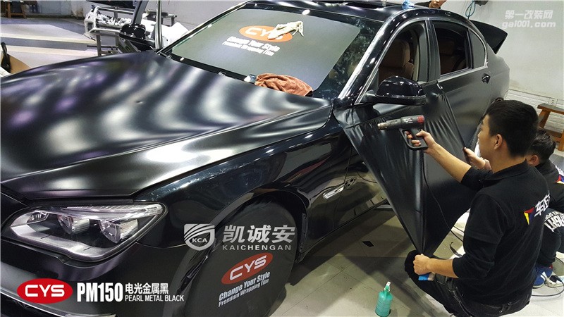 鄭州汽車(chē)改色店寶馬7系電光金屬黑外景效果
