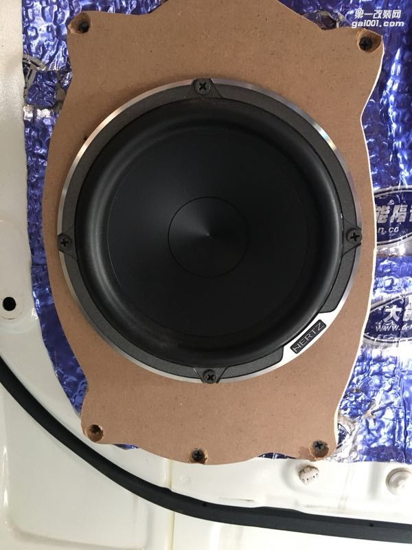 想讓你的愛車音樂出彩嗎？汕頭市星悅汽車音響豐田漢蘭達改裝華麗變“聲” 意大利赫茲三分頻喇叭