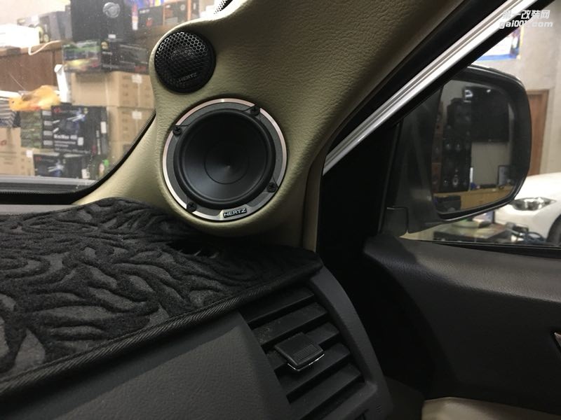 想讓你的愛車音樂出彩嗎？汕頭市星悅汽車音響豐田漢蘭達改裝華麗變“聲” 意大利赫茲三分頻喇叭