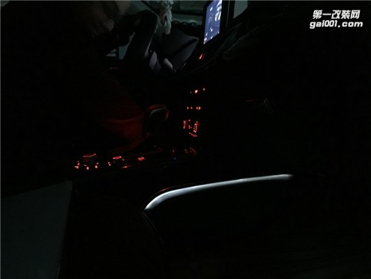 新款奥迪A6改装升级原厂双色氛围灯