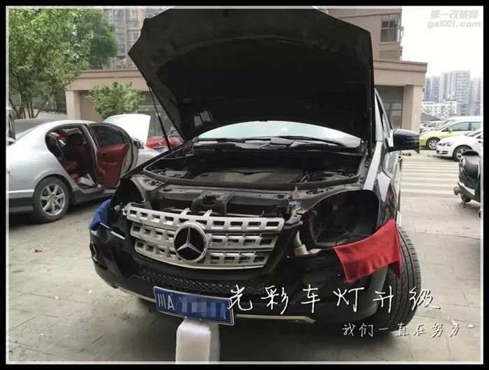 奔馳ML350原車升級(jí)雙光透鏡氙氣燈成都光彩車燈
