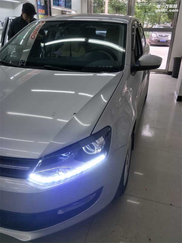西寧汽車大燈改裝大眾POLO汽車燈光升級|精藝精車燈改裝案例