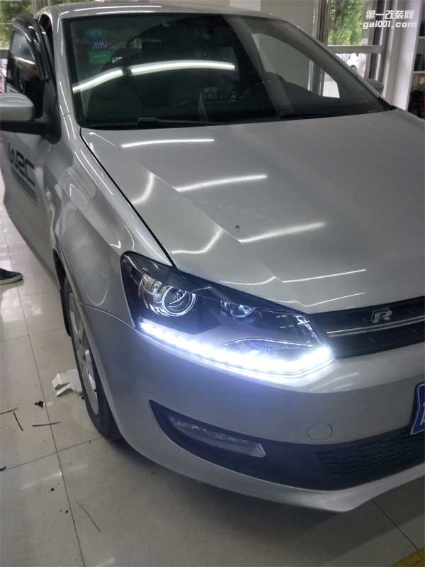 西寧汽車大燈改裝大眾POLO汽車燈光升級|精藝精車燈改裝案例
