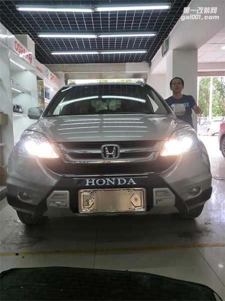 西寧哪里有專業(yè)改汽車大燈透鏡的 本田CRV來【西寧精藝精】改雙光透鏡