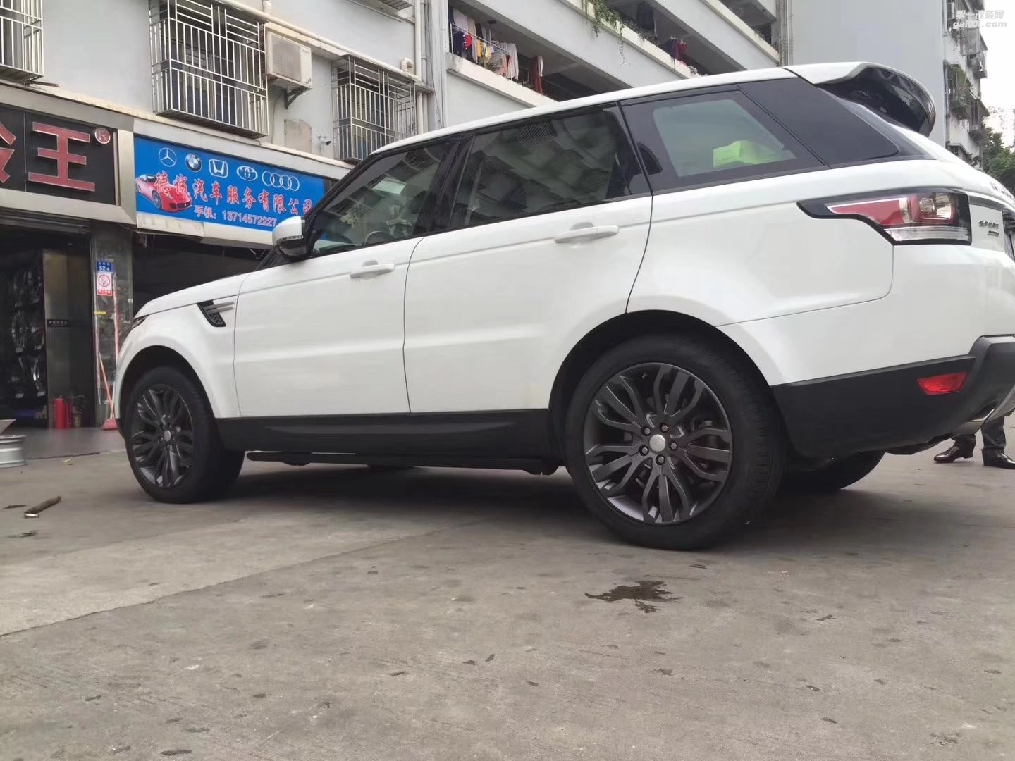 路虎 ，裝 原廠 21寸，完工。