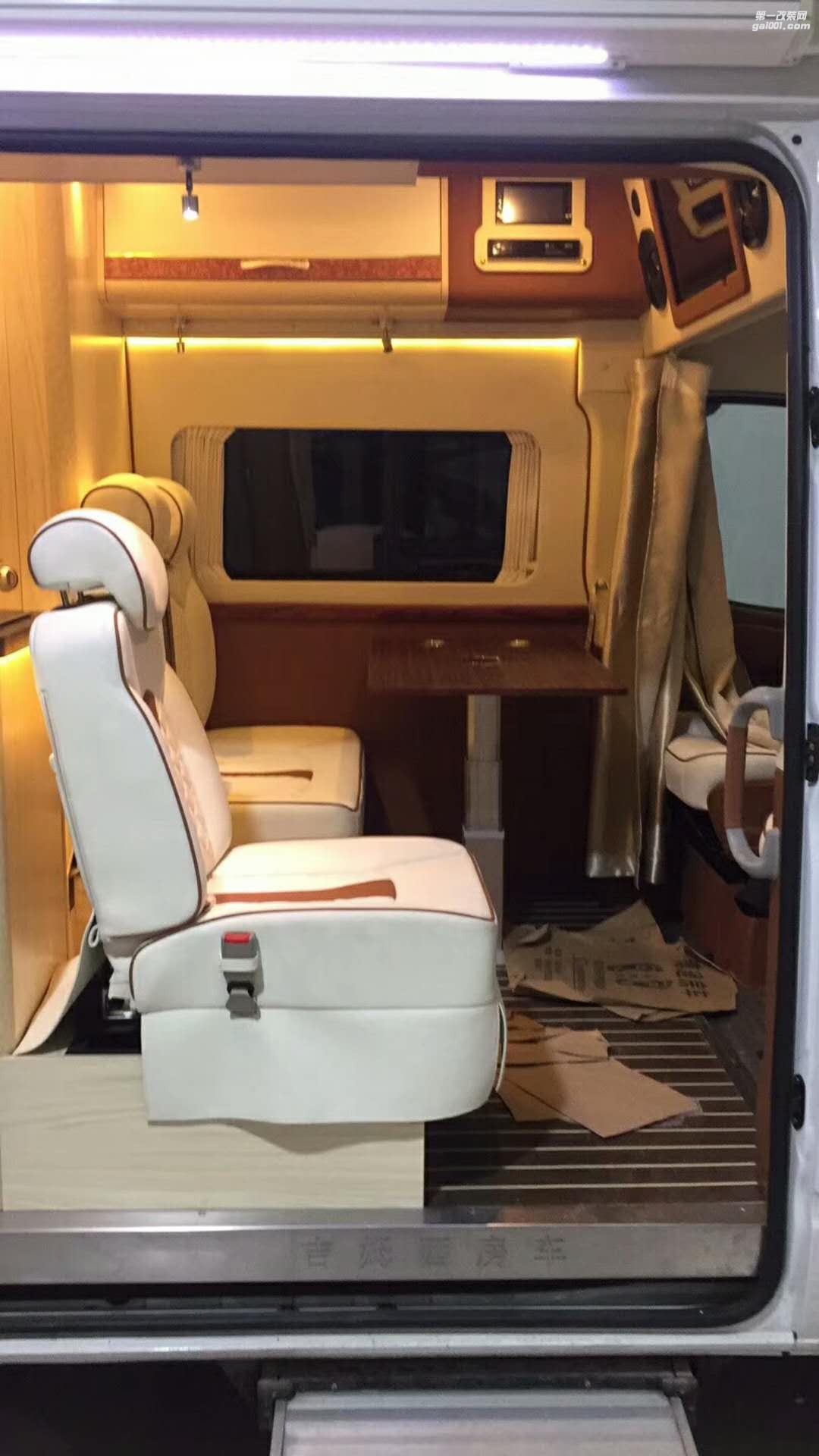 大通房車內(nèi)飾改裝（西安漢楓房車商務車改裝）