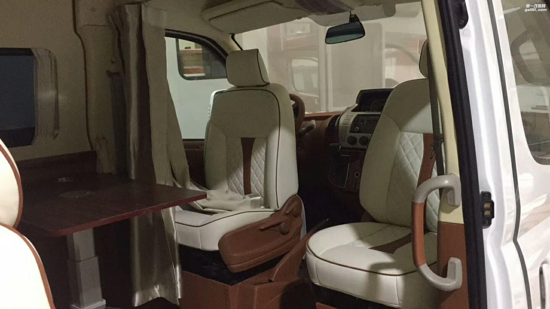 大通房車內(nèi)飾改裝（西安漢楓房車商務車改裝）