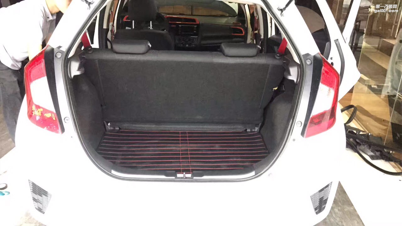 不一樣的追求本田飛度改裝意大利赫茲喇叭美國(guó)CDT備胎伊蔓PP42DSP汕頭市星悅汽車音響