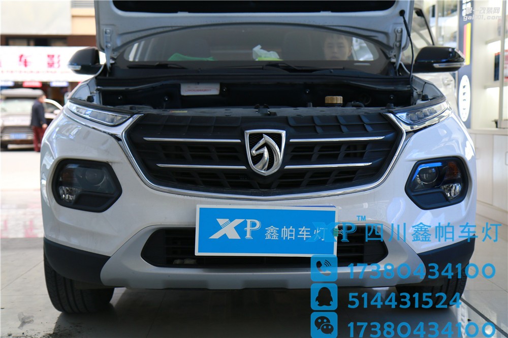 成都寶駿510四川鑫帕車燈實(shí)體店安裝海拉5雙光透鏡 飛利浦增亮XV 4800K氙氣燈 歐司朗D1S 35W安定器 LED車燈 日間行車燈升級(jí)大燈總成。