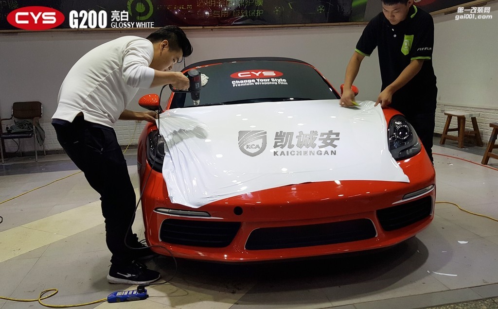 四川成都車(chē)衣裳保時(shí)捷718亮白G200汽車(chē)改色貼膜