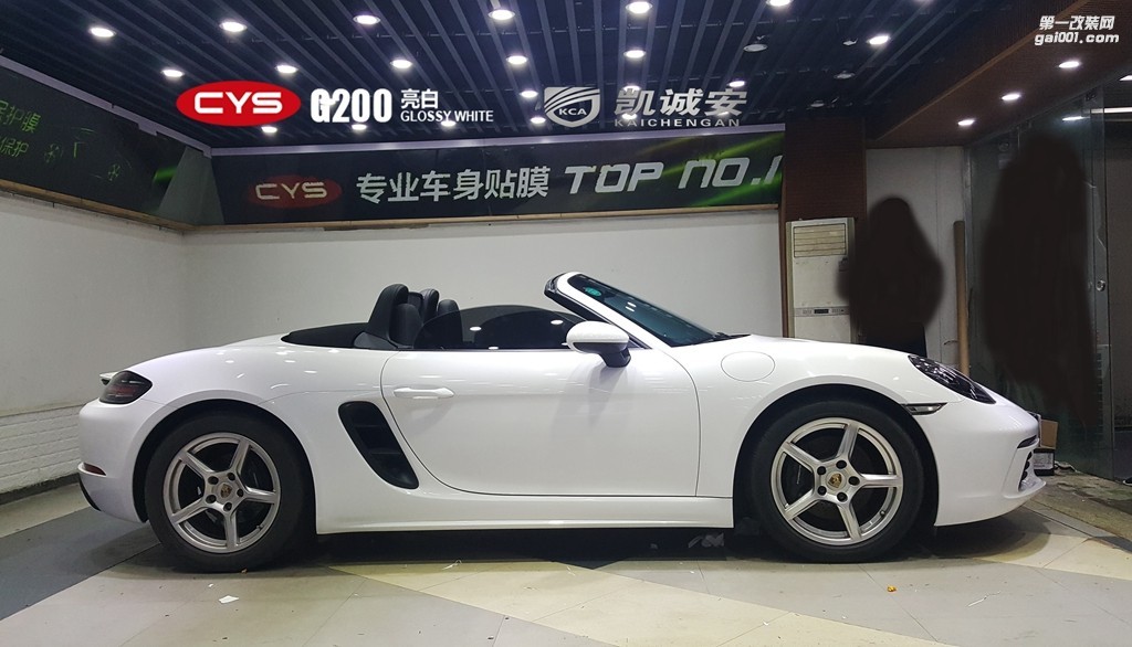 四川成都車(chē)衣裳保時(shí)捷718亮白G200汽車(chē)改色貼膜
