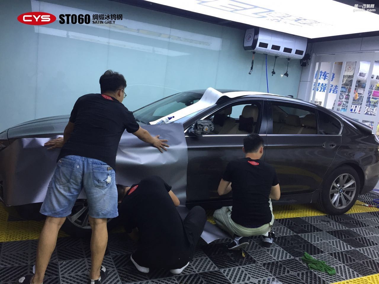 四川成都車衣裳寶馬5系綢緞冰鎢鋼ST060汽車改色貼膜
