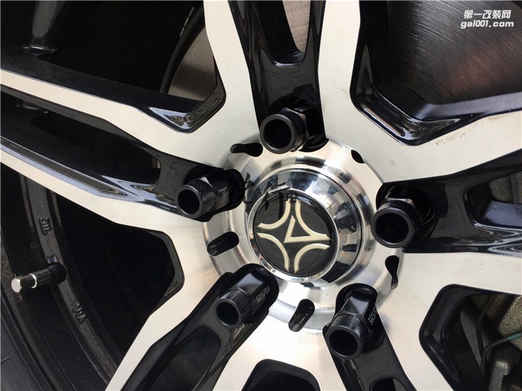 成都銳行三廂福克斯改裝輪轂小包圍