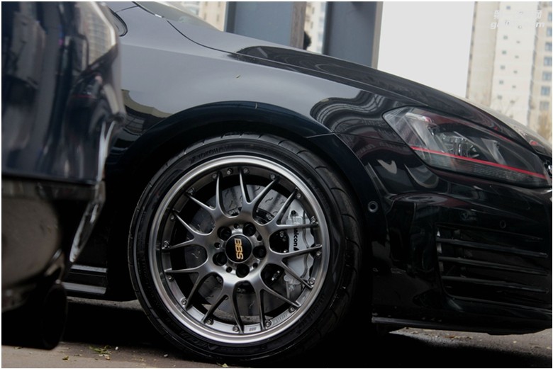 海亞：高爾夫7GTI 升級BBS RS-GT兩片鍛造輪轂 英國alcon CAR97六活塞剎車套件