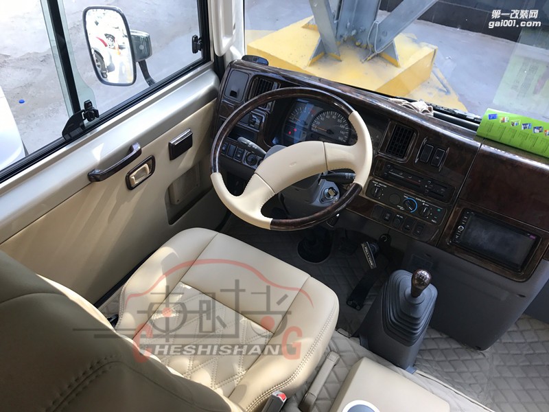 鄭州尼桑碧蓮內(nèi)飾改裝/中巴航空座椅改裝案例