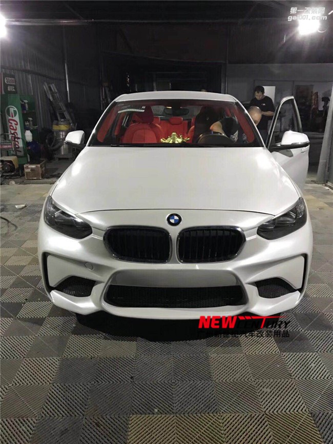 最新款寶馬1系改裝M2套件 白色車身效果實車案例