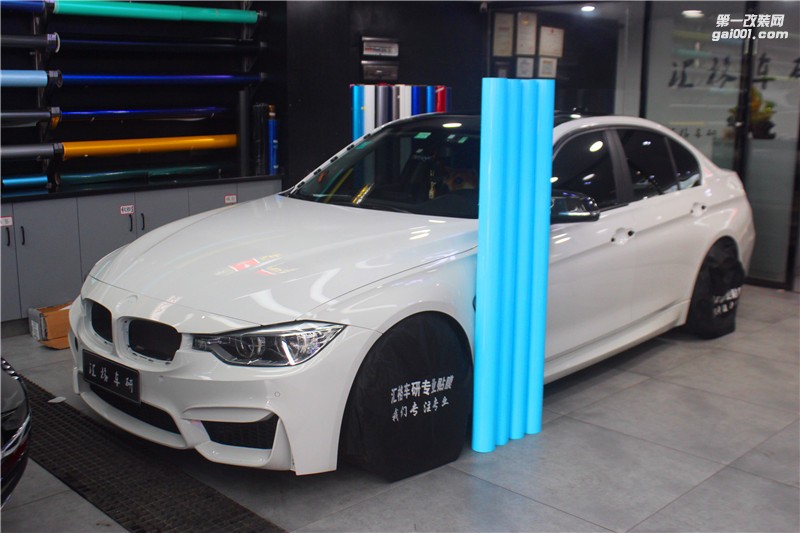 長沙車身改色膜實(shí)體店 寶馬320改天空藍(lán)
