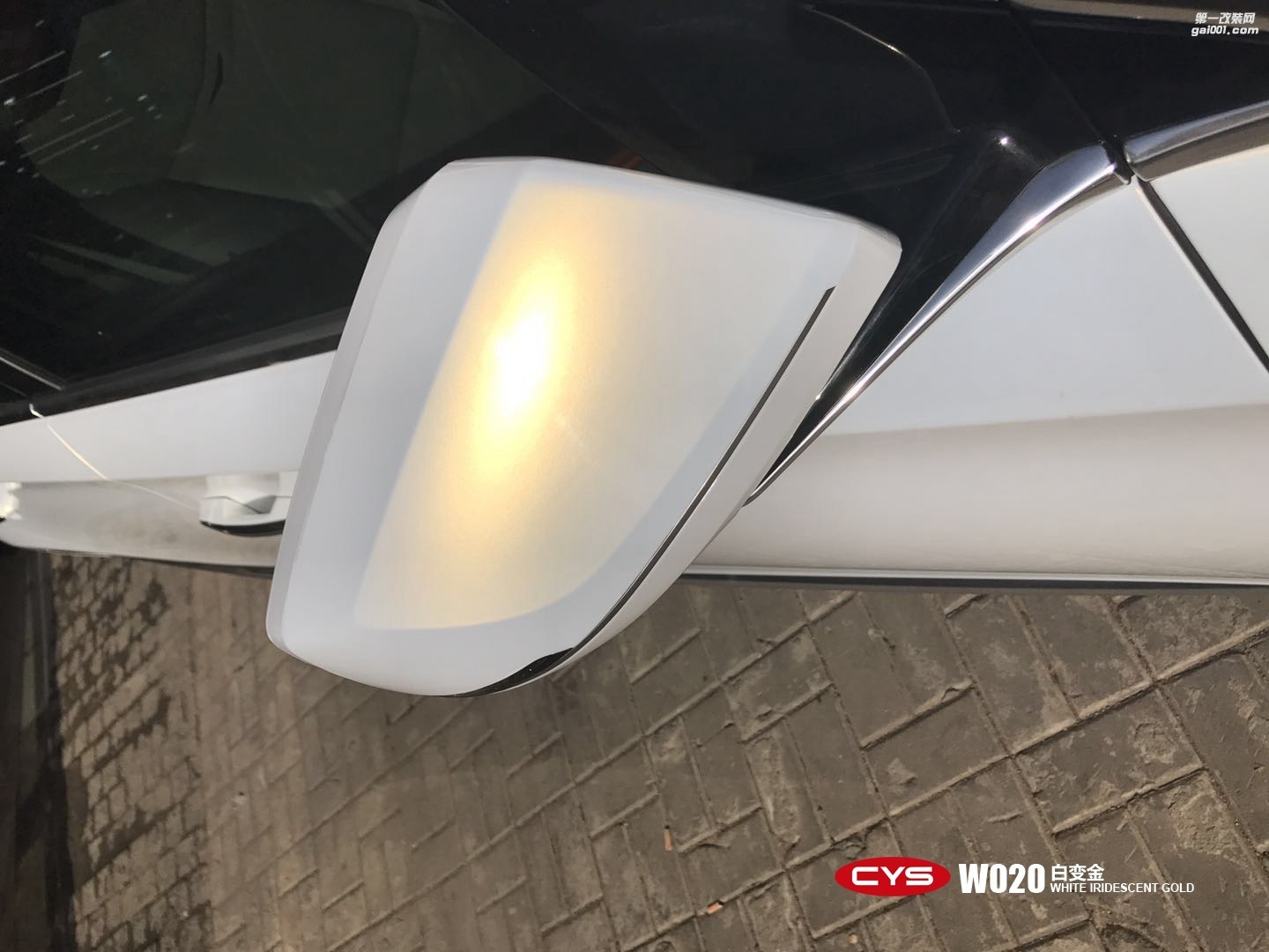 四川成都車衣裳凱迪拉克XTS白變金W020汽車改色貼膜