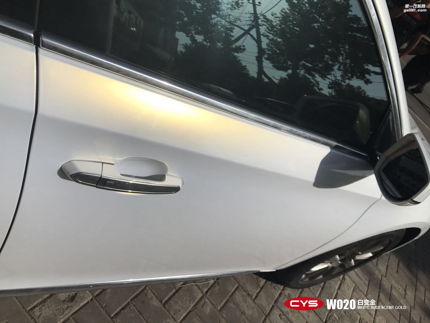 四川成都車衣裳凱迪拉克XTS白變金W020汽車改色貼膜