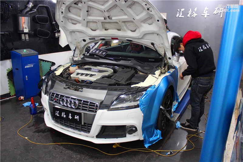 長(zhǎng)沙車(chē)身改色膜 奧迪TT全車(chē)?yán)z藍(lán)