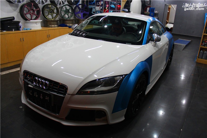 長(zhǎng)沙車(chē)身改色膜 奧迪TT全車(chē)?yán)z藍(lán)