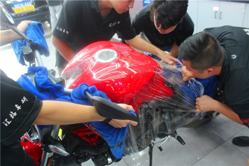 長沙汽車隱形車衣 杜卡迪大魔鬼施工透明膜