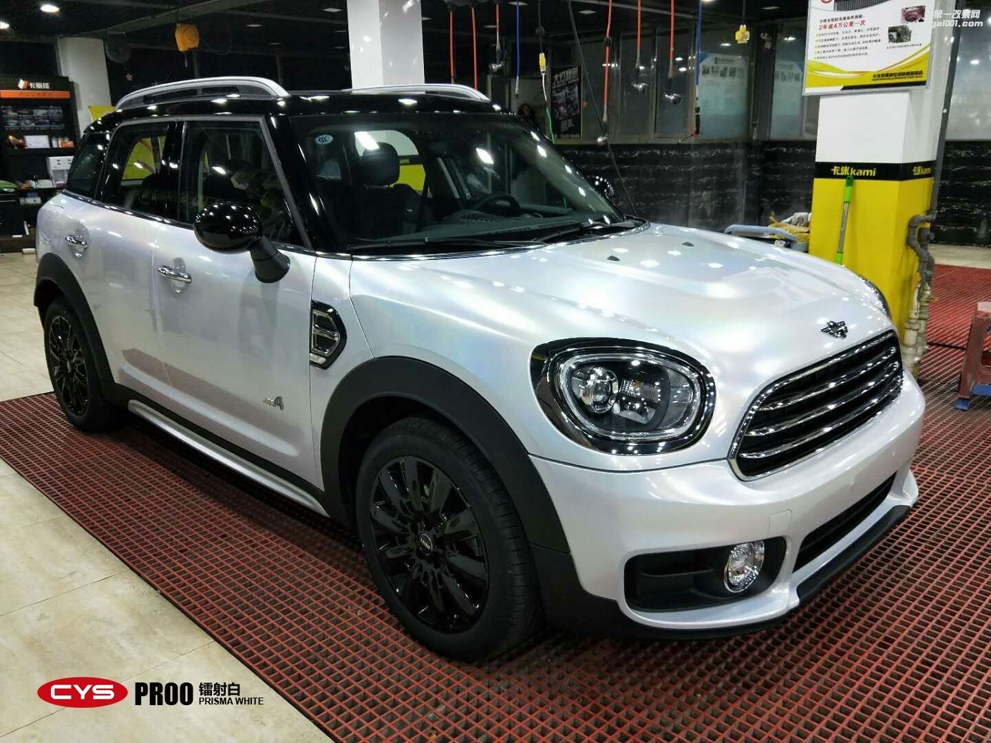 四川成都車衣裳寶馬MINI鐳射白PR00汽車改色貼膜