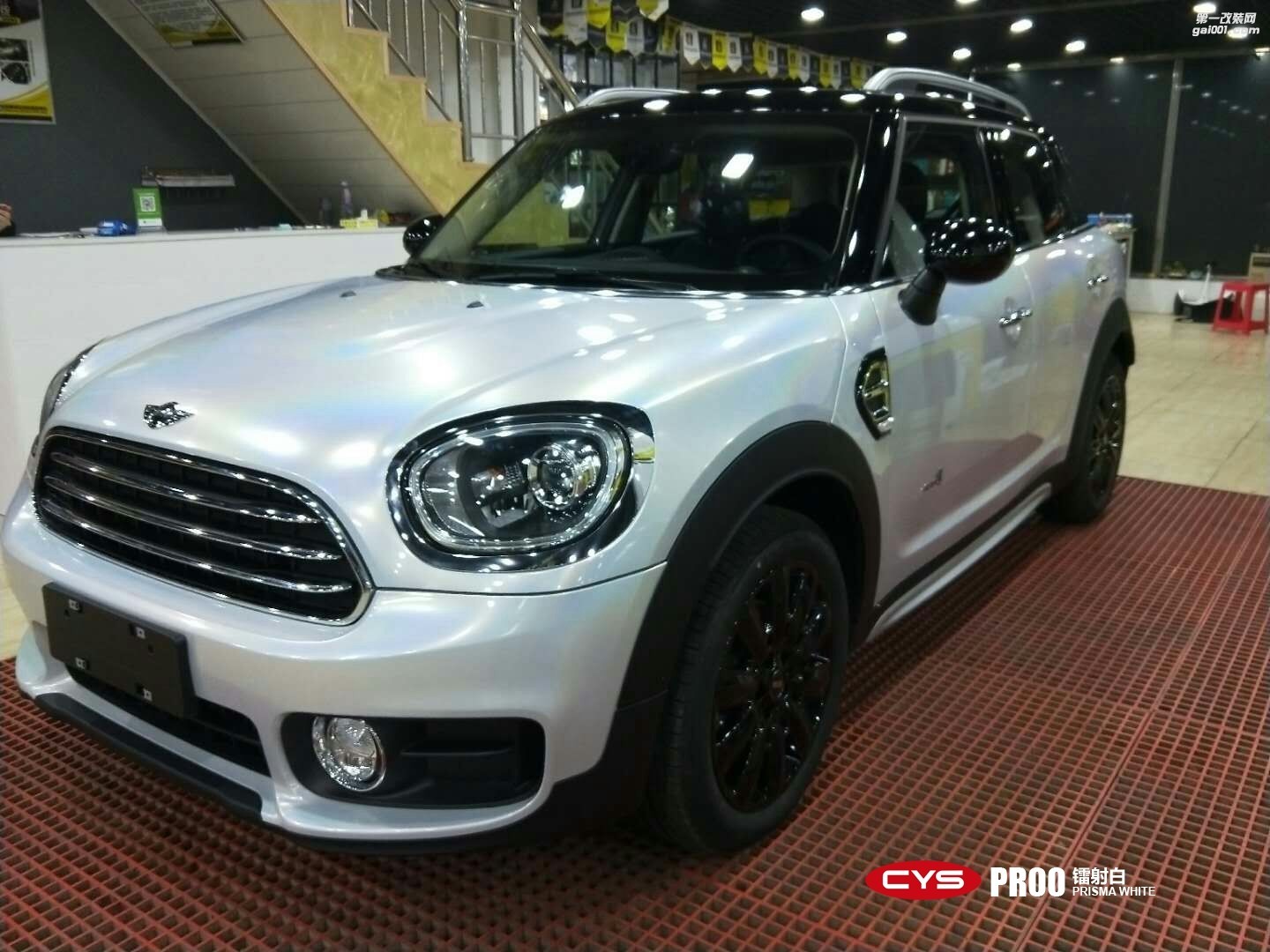 四川成都車衣裳寶馬MINI鐳射白PR00汽車改色貼膜