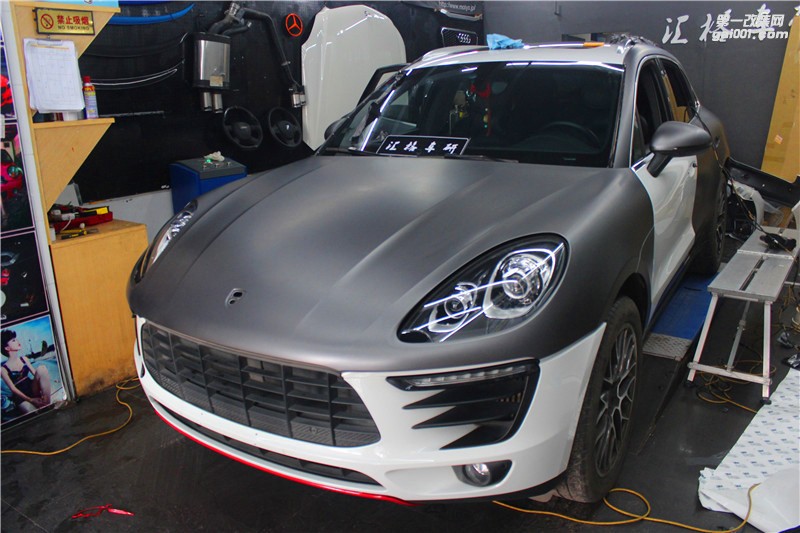 長(zhǎng)沙保時(shí)捷Macan全車施工CYS深灰改色膜