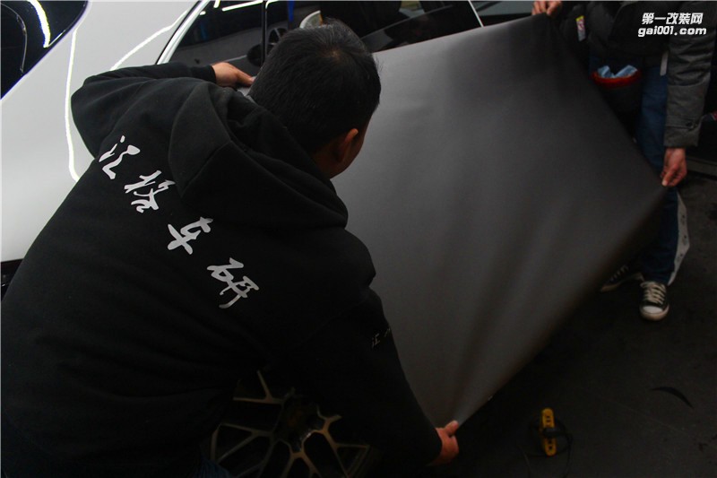 長(zhǎng)沙保時(shí)捷Macan全車施工CYS深灰改色膜