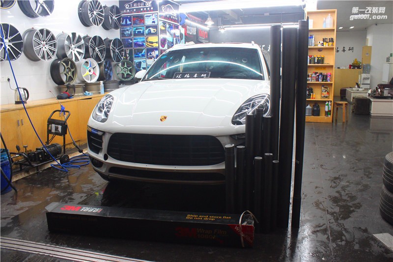 長(zhǎng)沙保時(shí)捷Macan全車施工CYS深灰改色膜