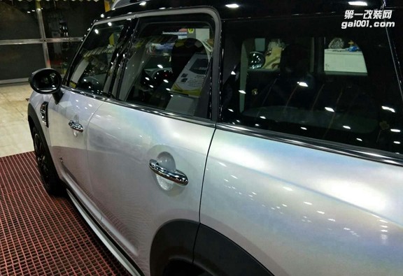 四川成都青羊車衣裳MINI鐳射白汽車改色貼膜