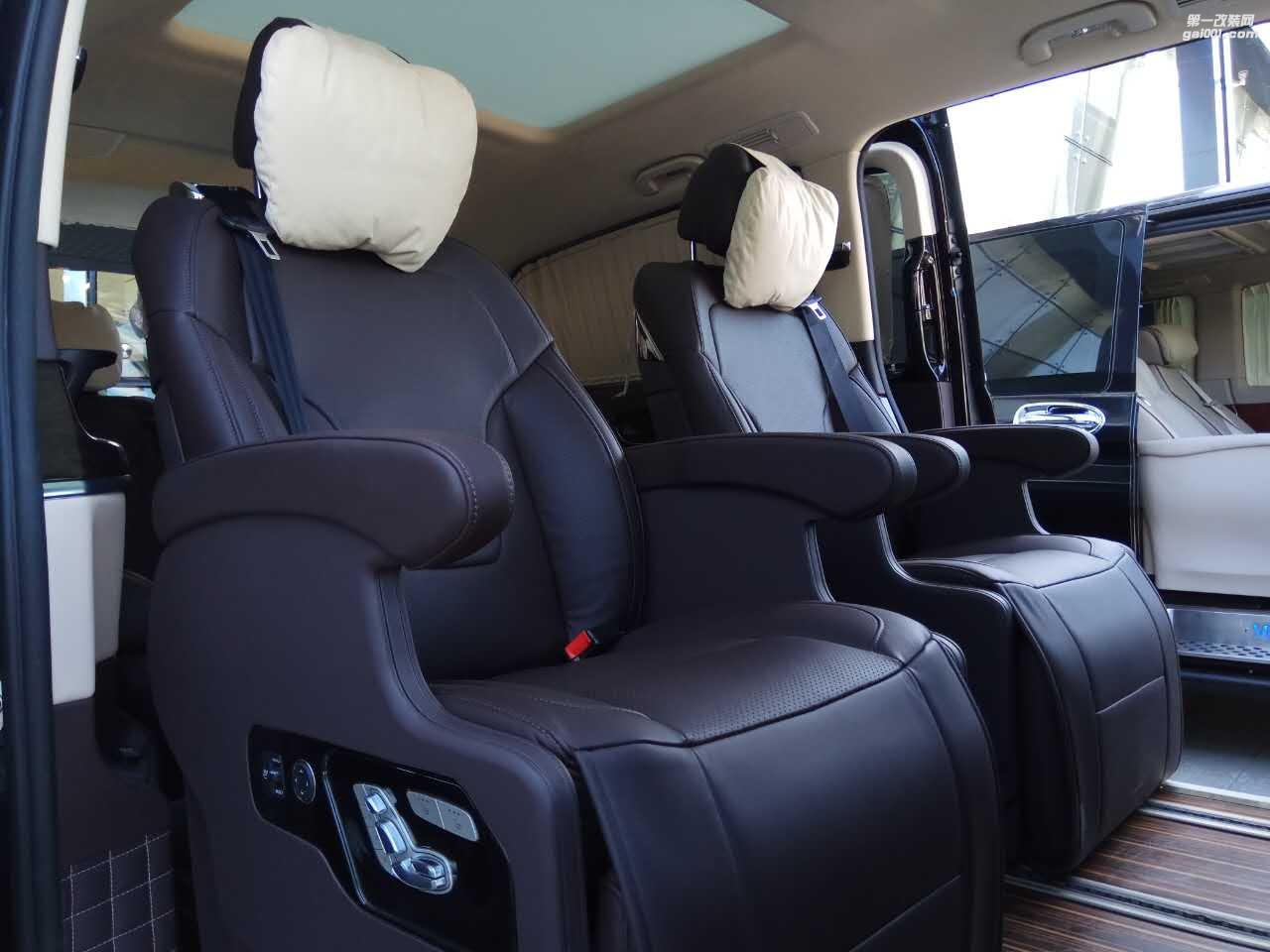 奔馳V260六座商務(wù)車乘坐舒適-西安漢楓