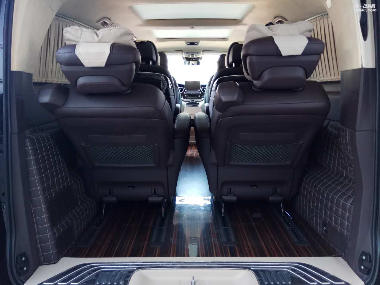 奔馳V260六座商務(wù)車乘坐舒適-西安漢楓