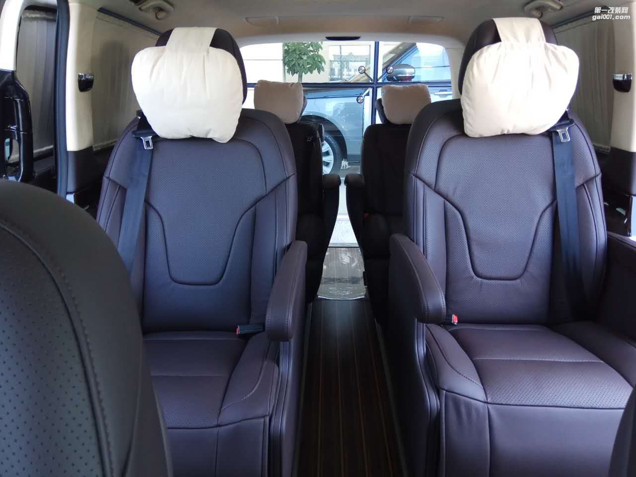奔馳V260六座商務(wù)車乘坐舒適-西安漢楓