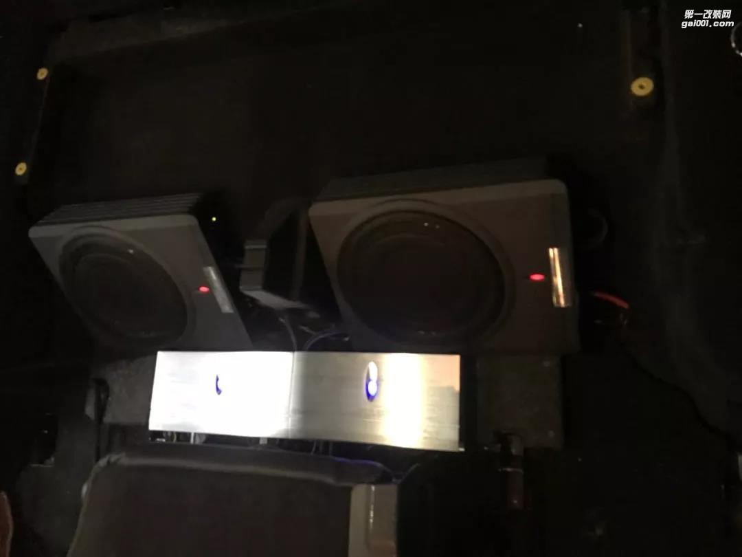 歌劇世家DSP和超薄電磁炮圓路虎發(fā)現(xiàn)4 的舞臺夢【清遠(yuǎn)至上音樂汽車音響改裝】