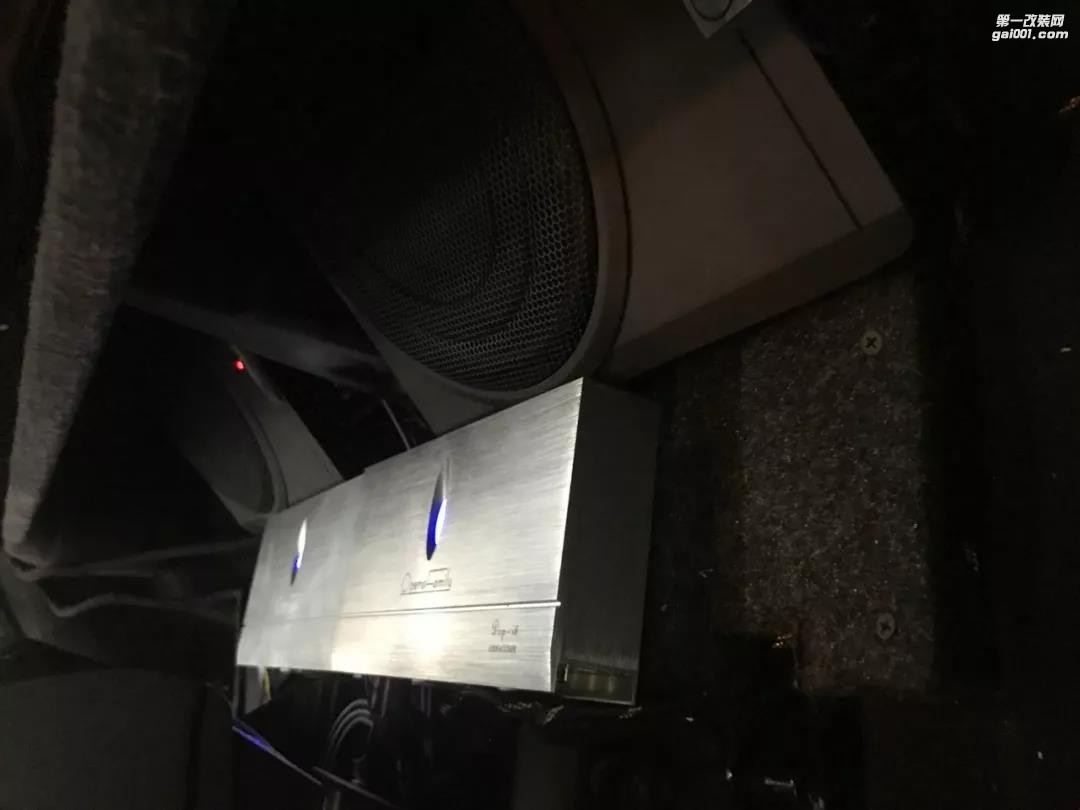 歌劇世家DSP和超薄電磁炮圓路虎發(fā)現(xiàn)4 的舞臺夢【清遠(yuǎn)至上音樂汽車音響改裝】