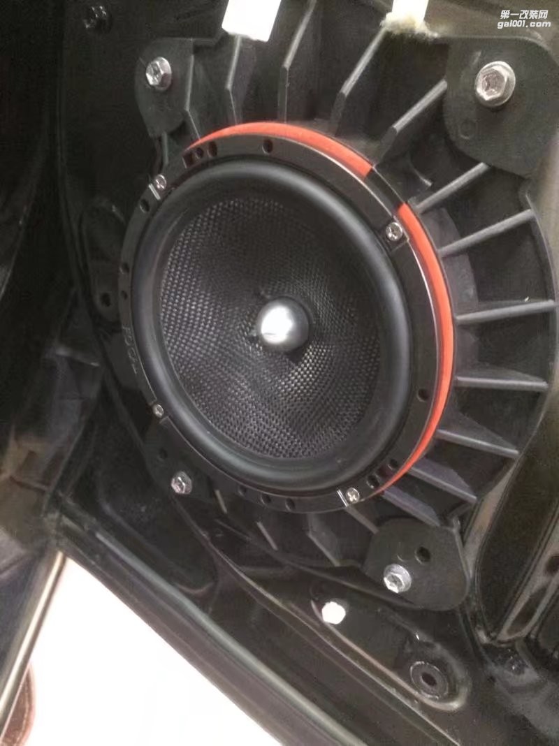 南寧汽車音響改裝豐田漢蘭達(dá)音響改裝法國(guó)勁浪喇叭+JBL低音