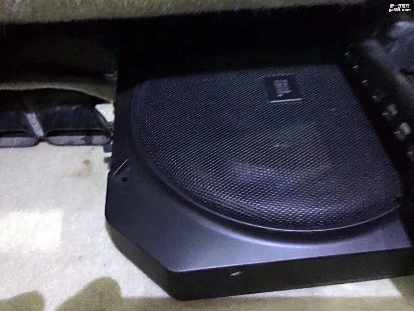 南寧汽車音響改裝豐田漢蘭達(dá)音響改裝法國(guó)勁浪喇叭+JBL低音