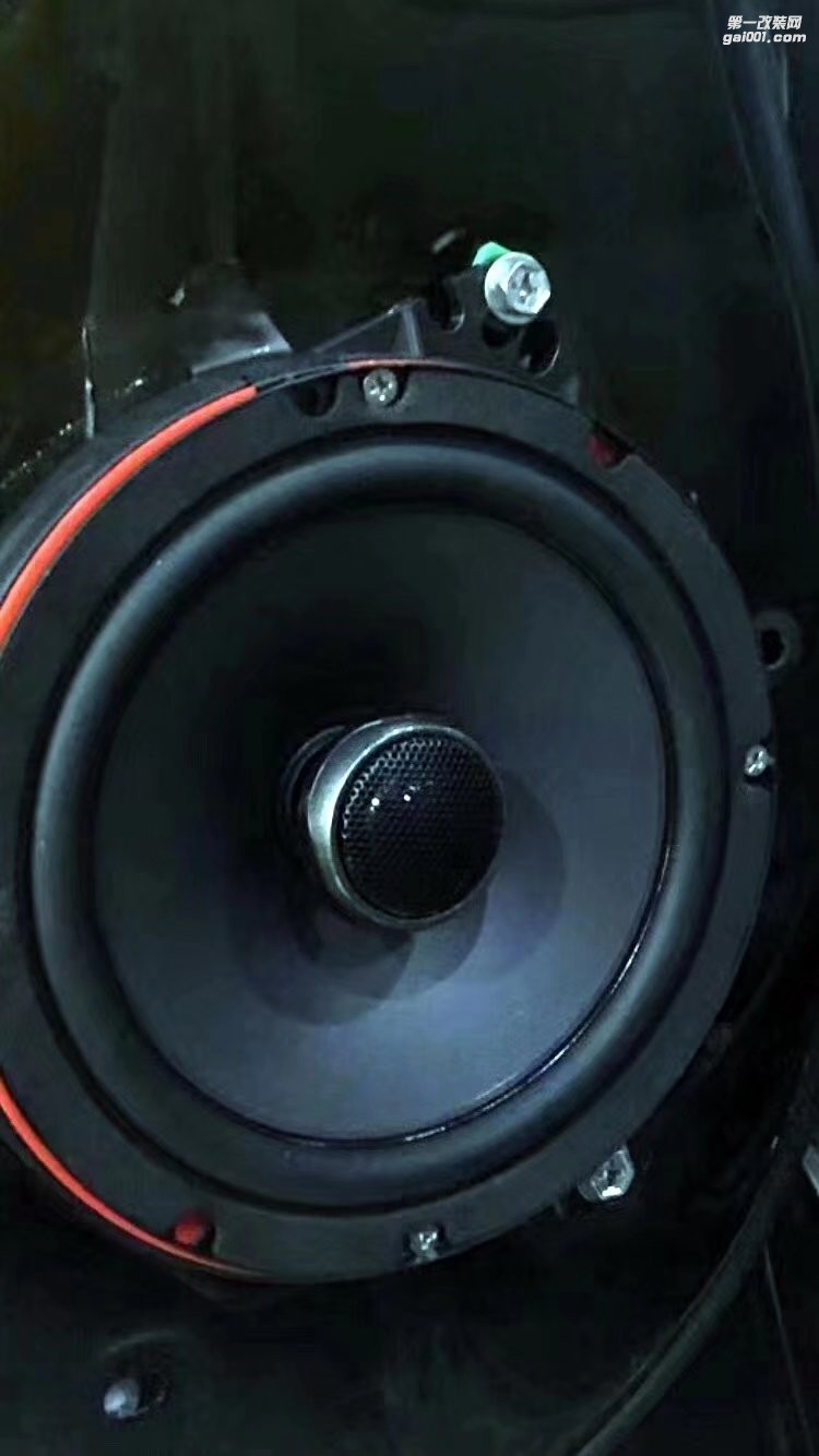 南寧汽車音響改裝豐田漢蘭達(dá)音響改裝法國(guó)勁浪喇叭+JBL低音