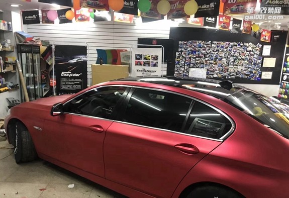 成都靚車匯青羊店寶馬5系綢緞冰紅汽車改色貼膜