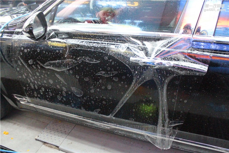 長(zhǎng)沙汽車改色貼膜 賓利慕尚全車施工透明膜 高亮透明膜